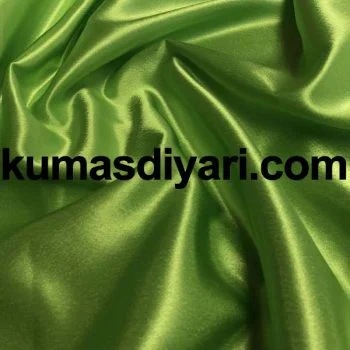 Canlı yeşil saten kumaş