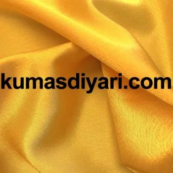 Parlak sarı saten kumaşın yakın çekim dokusu ve canlı renk görünümü