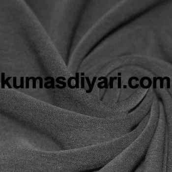 Gri gabardin kumaş eni 150 cm'dir ve kırışmaz özelliktedir.