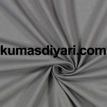 Gri penye kumaşın yumuşak yüzeyi ve pürüzsüz dokusu net olarak görülüyor.