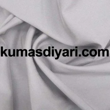 Gümüş renkli poplin kumaşın yakın çekim dokusu ve parlak görünümü