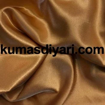 Hardal sarı saten kumaşın parlak ve yumuşak yüzeyi