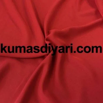 Parlak kırmızı şifon kumaşın akıcı dokusu abiye ve eşarp için ideal