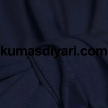 Koyu mavi sandy kumaş metre ile satılır ve 150 cm enindedir.