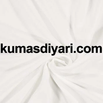 Krem medine ipeği kumaşın parlak ve yumuşak yüzey dokusu