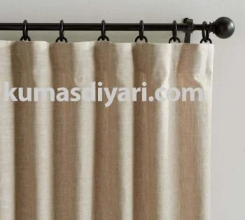 Keten dokulu halkalı bej perde oturma odasında doğal ışık ile