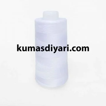 Beyaz iplik makarası ile örgü