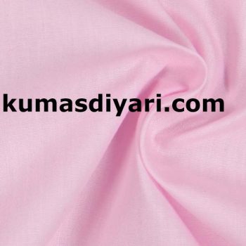 Pastel tonlardaki açık pembe alpaka kumaşın yumuşak dokusu ve doğal parlaklığı